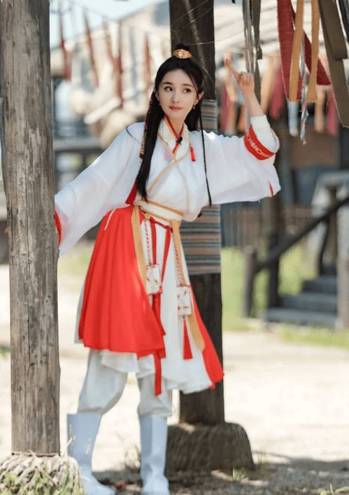 密室大逃脫楊冪古風(fēng)造型,紅白搭配外加丸子頭,青春可愛好有朝氣